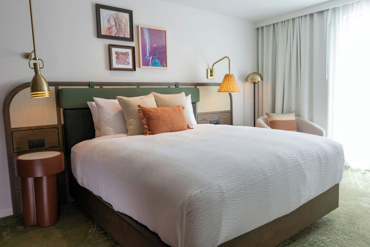 Safe på rommet, skrivebord og skrivebord for bærbar PC