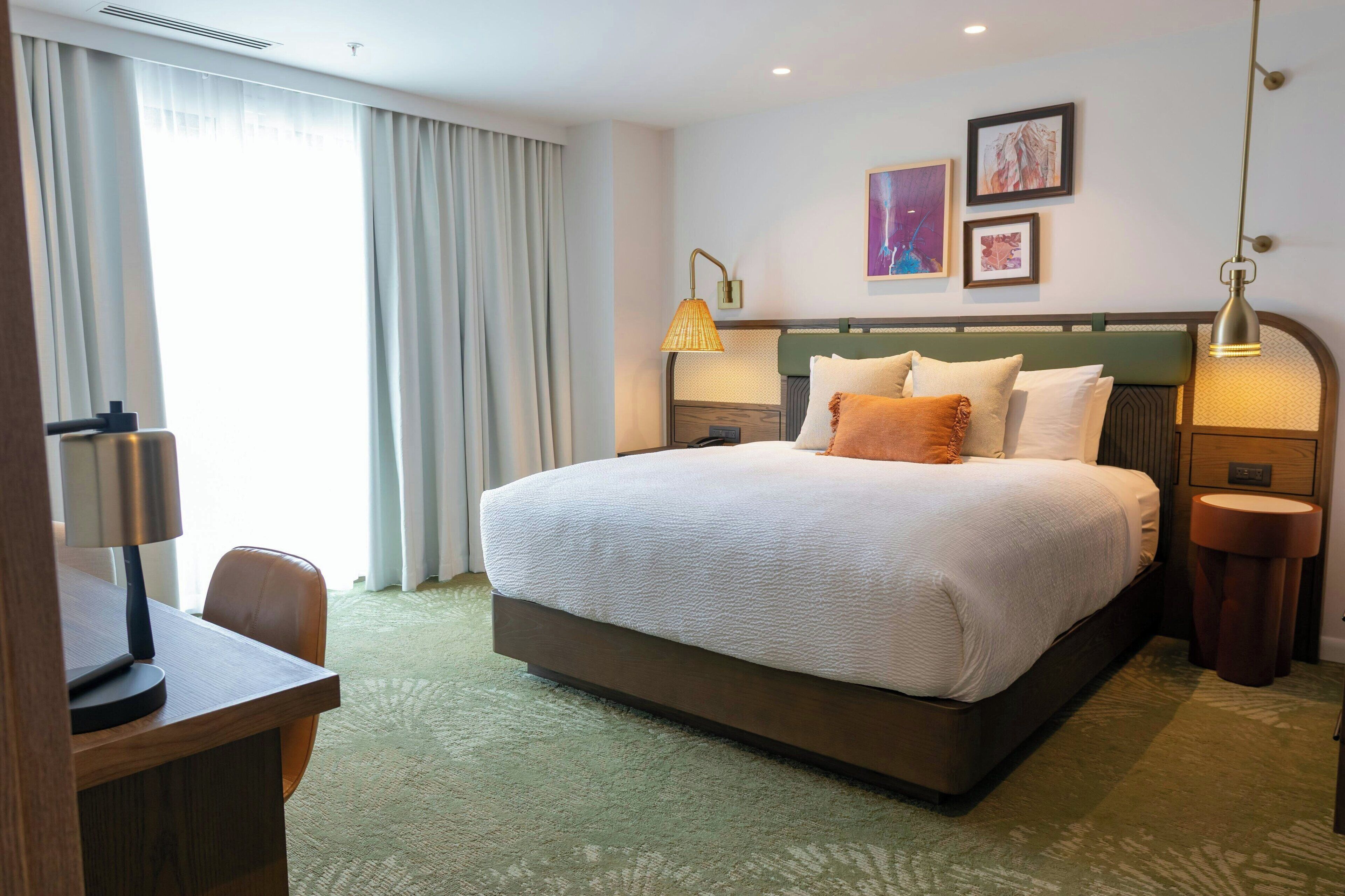 Suite, 1 soverom, byutsikt (Balcony) | Safe på rommet, skrivebord og skrivebord for bærbar PC