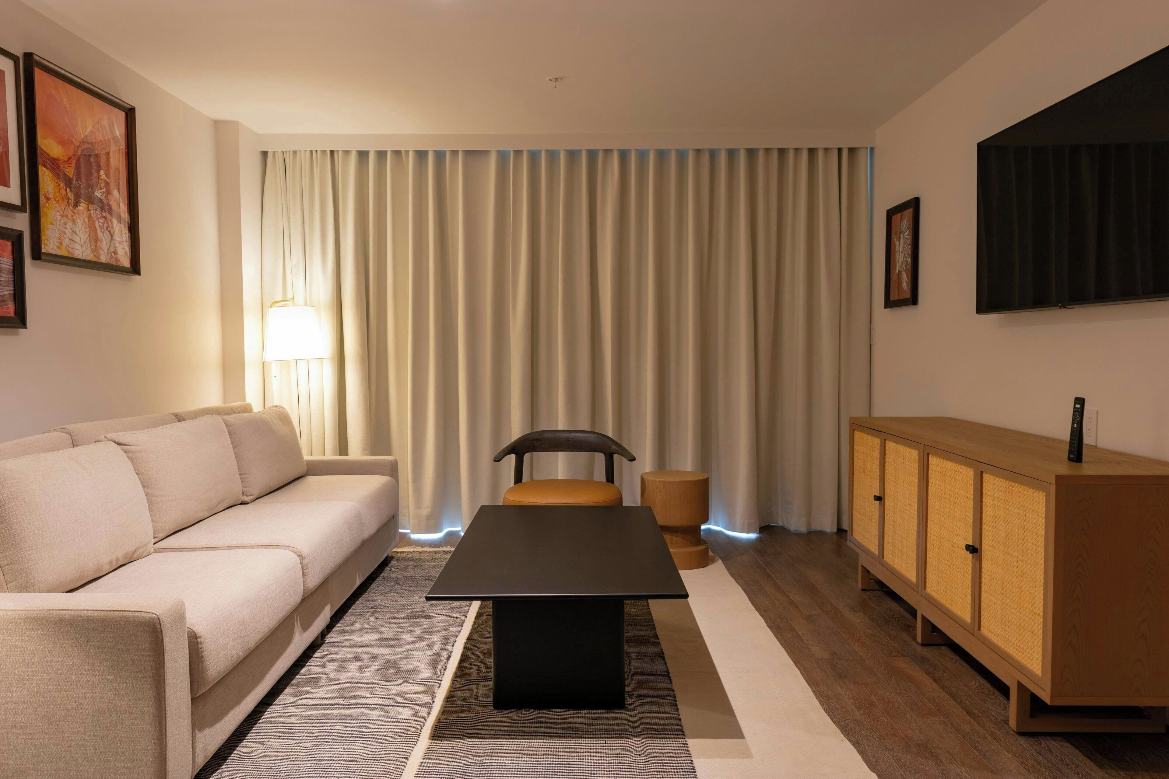 ห้องสวีท, 1 ห้องนอน, วิวเมือง (Balcony) | ห้องนั่งเล่น