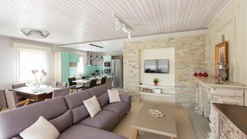TV, fireplace