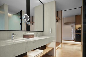 Een moderne badkamer met een grote spiegel, twee wasbakken en een wastafelmeubel.