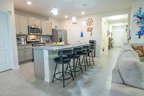 Mikrobølgeovn, ovn, kokeplater og oppvaskmaskin