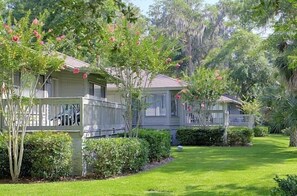 Property grounds - 2BR Island Getaway w/ Pool, BBQ Area & Easy Ride to Hilton Head Beaches (Hilton Head Island)