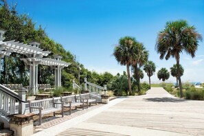 Property grounds - 2BR Island Getaway w/ Pool, BBQ Area & Easy Ride to Hilton Head Beaches (Hilton Head Island)