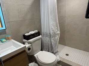 تجهيزات دش، مجففات شعر، مناشف، صابون