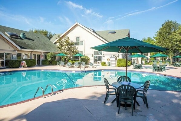 Indoor pool, a heated pool - Ozark Retreat w/ Fireplace & Balcony – Ideal for Scenic Getaways (Branson)