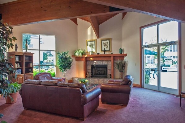 Fernseher, DVD-Player, Musikbibliothek, Stereoanlage