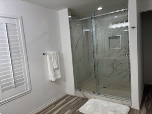 Shower, hair dryer, towels, soap - Spacious 3/2 Home Retreat with Outdoor Amenities in McAllen, Texas. (McAllen)