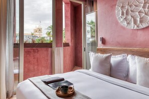 Suite clásica, vistas a la ciudad | Sábanas de algodón egipcio, ropa de cama de alta calidad, minibar