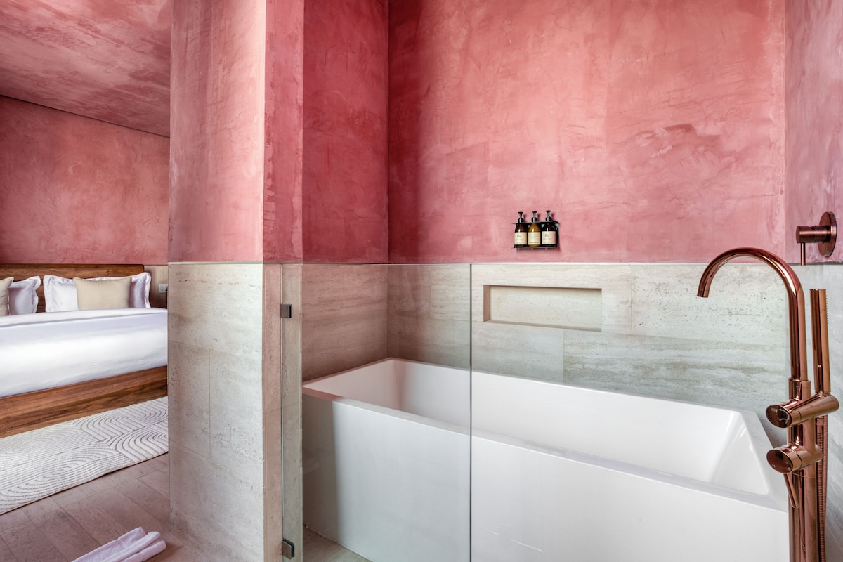 Ein modernes Badezimmer mit einer großen Badewanne, einer Dusche und einem Waschtisch.