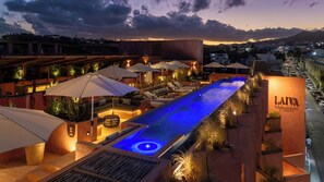Una piscina al aire libre