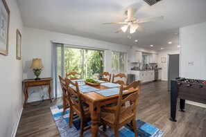 Dining - Walk to the UF football stadium from this spacious 4BR/2BA home that sleeps 14! (Gainesville)