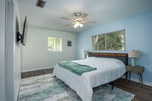 4 bedrooms, iron/ironing board, WiFi, bed sheets