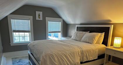 Roomy 3 bedroom with fireplace & wood-burning stove steps away from Sebago Lake