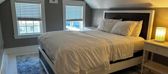 Roomy 3 bedroom with fireplace & wood-burning stove steps away from Sebago Lake
