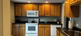 Roomy 3 bedroom with fireplace & wood-burning stove steps away from Sebago Lake