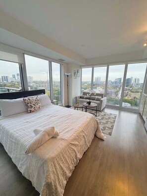 Gallery Studio | Individually decorated, individually furnished, iron/ironing board - Le Reve Luxury Stays (Toronto)