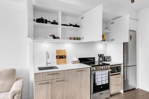 Apartament familiar, balcó, vistes a la ciutat | Cuina privada | Frigorífic gran, microones, forn i placa de cuina