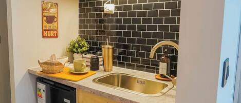 Køleskab, mikrobølgeovn, ovn, kogeplade