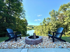 Property grounds - Renovated 4BR+Lake Views & Access+Hot Tub+Fire Pit+Pool+Pet Friendly with Fee (Mount Vernon)