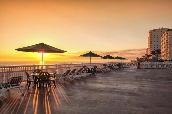 Outdoor dining - Oceanfront Studio w/ Balcony – Perfect Ormond Beach Retreat by the Water (Ormond Beach)