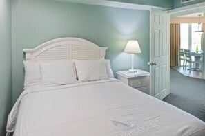 1 bedroom, iron/ironing board, free WiFi, bed sheets - City-View 1BR Condo – Full Kitchen, Resort Pool Access & Ideal Central Location (Ormond Beach)