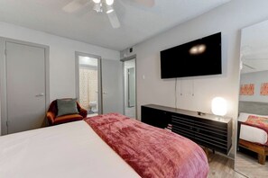 2 bedrooms, iron/ironing board, WiFi, bed sheets - Apartment w/pool, patio & pet-friendly (Austin)