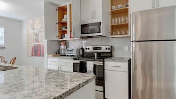 Refrigerador, microondas, horno y parrilla de estufa