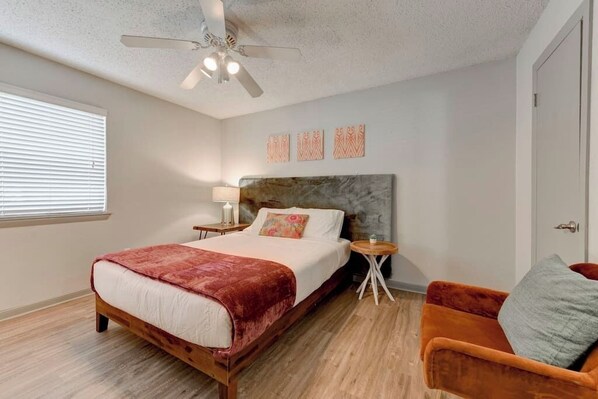 2 bedrooms, iron/ironing board, WiFi, bed sheets - Apartment w/pool, patio & pet-friendly (Austin)