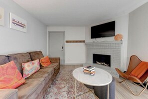 TV, offices - Cozy apartment w/pool & patio (Austin)