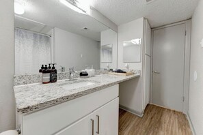 Shower, hair dryer - Apartment w/pool, patio & pet-friendly (Austin)