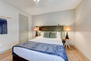1 bedroom, iron/ironing board, WiFi, bed sheets - Relaxing/Pool/Stocked 1BR SoLa Austin 5 Min to DT (Austin)