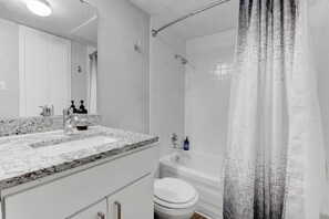 Shower, hair dryer - Relaxing/Pool/Stocked 1BR SoLa Austin 5 Min to DT (Austin)
