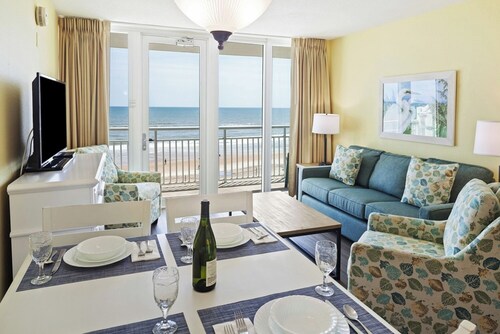 Stylish Ocean View 1BR Condo w/ Resort Pool, Kitchen, & Easy Beach Walk Access