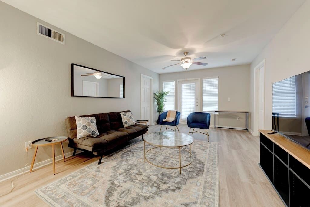 Een televisie en een kantoor