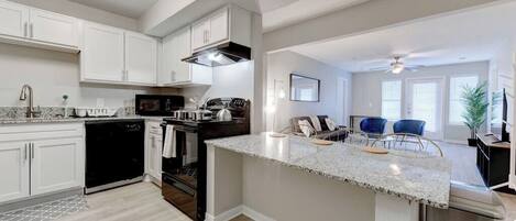 Een koelkast, een microgolfoven, een oven, een kookplaat