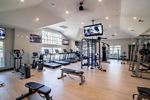 Gated apartment w/pool, hot tub & patio