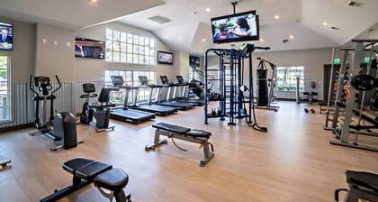 Gated apartment w/pool, hot tub & patio