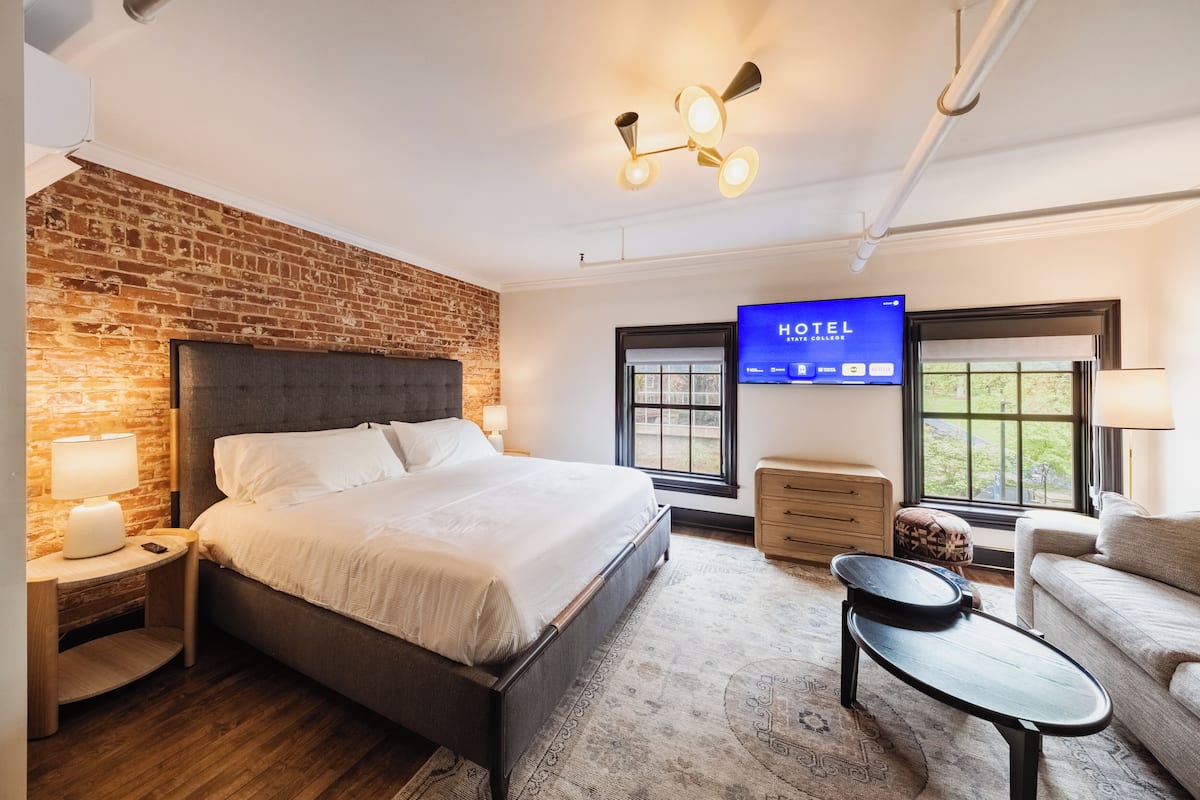 King Suite - College Ave View | Blackout drapes, soundproofing, iron/ironing board, free WiFi