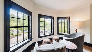 Luksushuone, kaupunkinäköala | Yksilöllisesti sisustettu, yksilöllisesti kalustettu, pimennysverhot