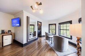 King Corner - City View | Blackout drapes, soundproofing, iron/ironing board, free WiFi