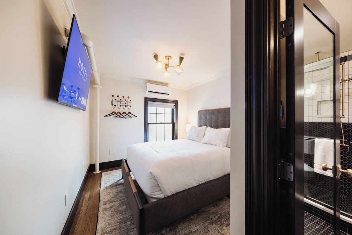 Queen Single - Interior | Blackout drapes, soundproofing, iron/ironing board, free WiFi