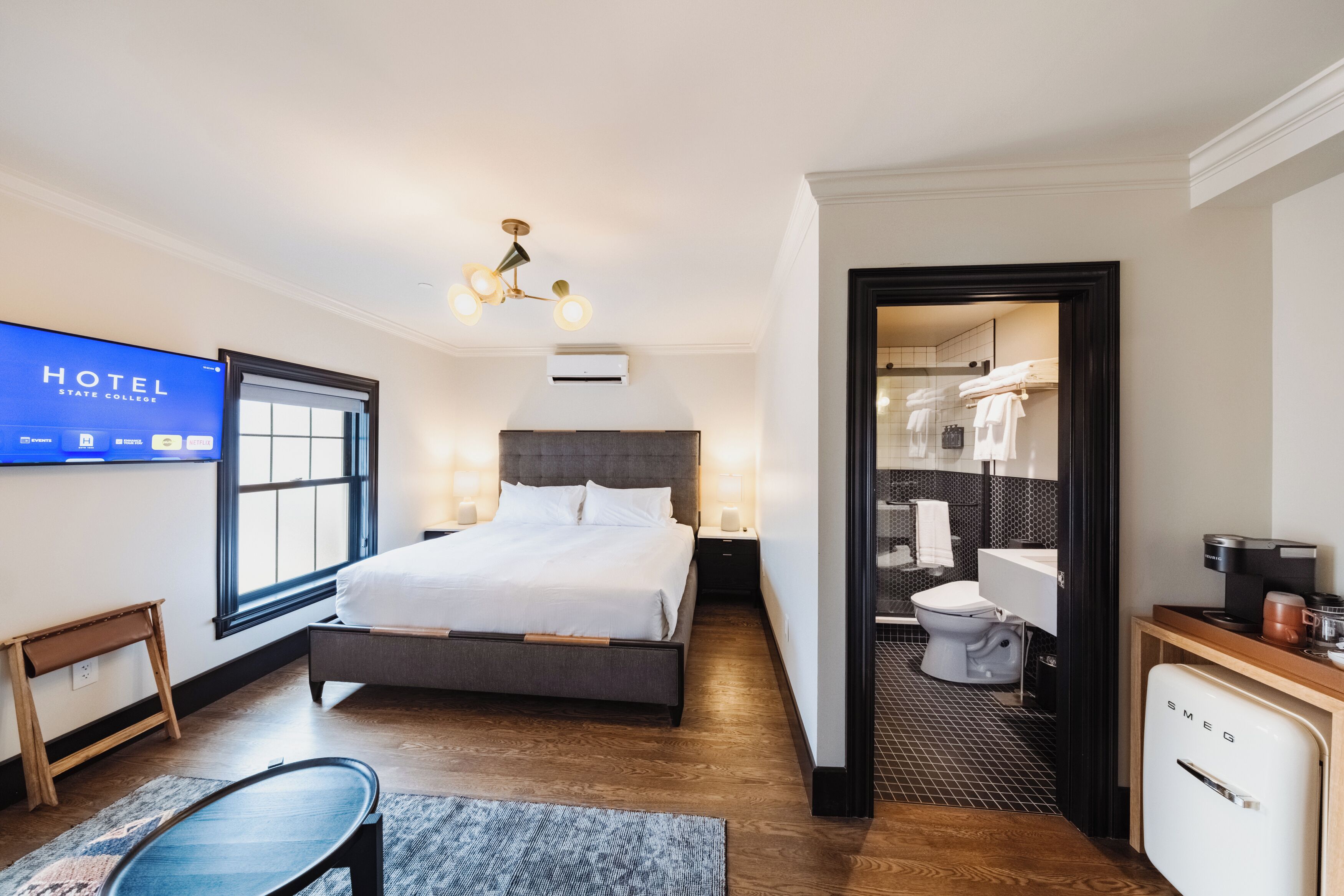 King Suite - Interior | Individually decorated, individually furnished, blackout drapes