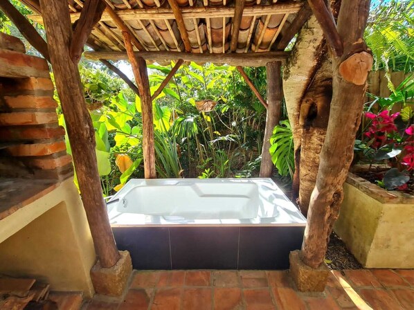 Outdoor spa tub
