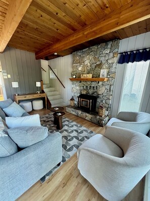 تلفزيون ذكي، مدفأة، مشغل دي في دي، كُتُب