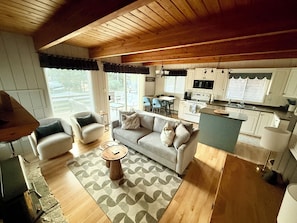 تلفزيون ذكي، مدفأة، مشغل دي في دي، كُتُب