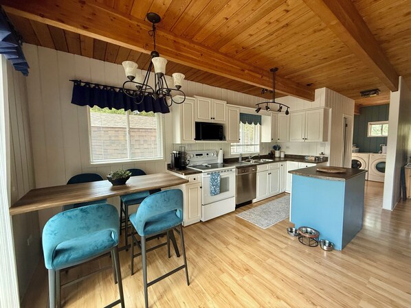 ثلاجة، ميكروويف، فرن، موقد طهي مسطح