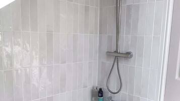Ducha, secador de pelo y champú