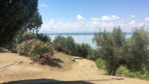 A dirt path leading to a scenic overlook with a view of a lake and distant mountains. - Amazing home in Lisciano Niccone (Lisciano Niccone)