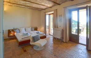 3 bedrooms, travel cot, free WiFi - Amazing home in Lisciano Niccone (Lisciano Niccone)